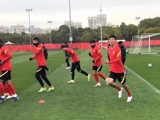 图片报表示，这一传闻并不热，目前曼城和基米希之间没有接触，但对拜仁内部而言，基米希的转会已经不再是禁忌话题。